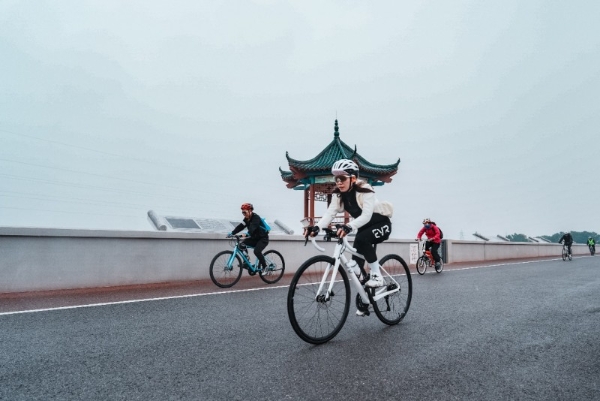 航特杯·2025环漳河国际公路自行车赛激情开赛