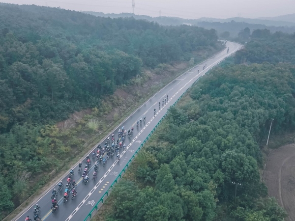 航特杯·2025环漳河国际公路自行车赛激情开赛