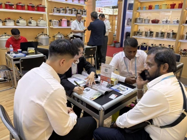 智能厨电引领风潮，双喜电器广交会一期展位人气爆棚 