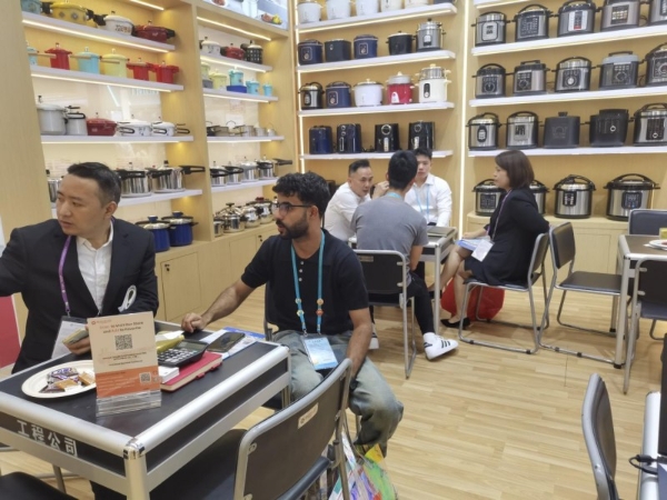 智能厨电引领风潮，双喜电器广交会一期展位人气爆棚 