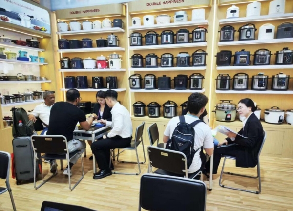 智能厨电引领风潮，双喜电器广交会一期展位人气爆棚 
