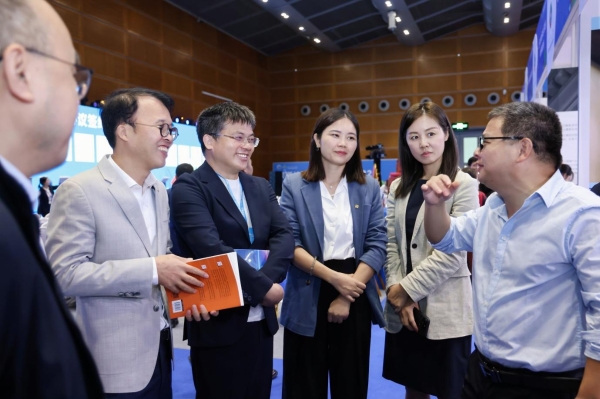 fd60087e9f6109a44cb273ef4443ac13 法大夫AI法律智能体首次亮相法博会引关注!“法小助”斩获卓越技术奖!