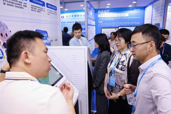 b8e217c9bb6<span style='background-color: orange'>54</span>324170b8ec31bfca6b5 法大夫AI法律智能体首次亮相法博会引关注!“法小助”斩获卓越技术奖!