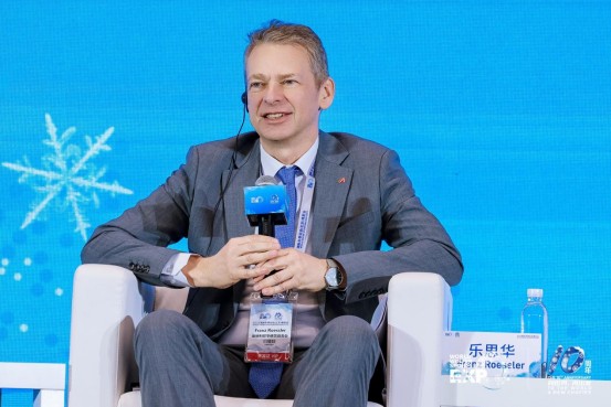 向世界 再出发 2025国际冬季运动博览会开幕 