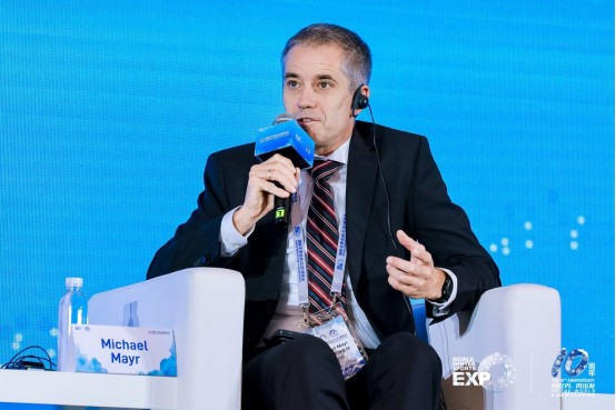 向世界 再出发 2025国际冬季运动博览会开幕 