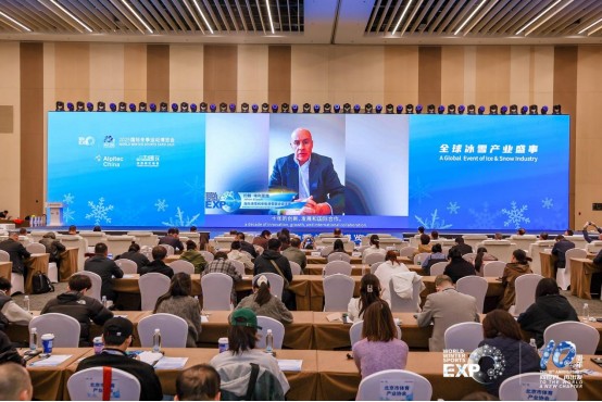 向世界 再出发 2025国际冬季运动博览会开幕 