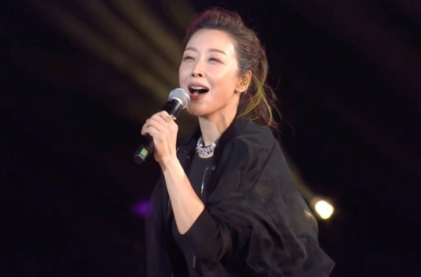 从《祝你平安》到梓潼舞台,孙悦的下颌线,为何能成 “年龄焦虑破防剂”?