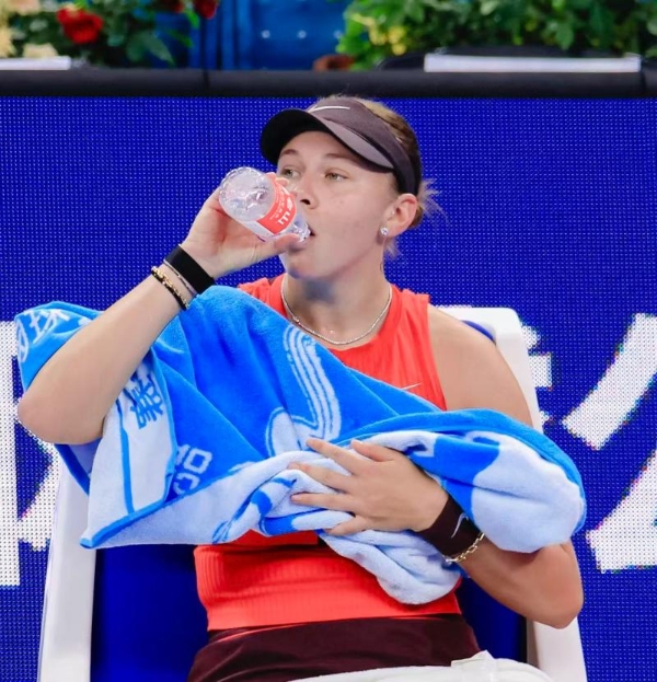 阿尼西莫娃夺得2025中网女单冠军，昆仑山矿泉水见证新王加冕