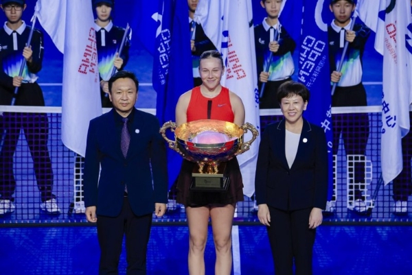 阿尼西莫娃夺得2025中网女单冠军，昆仑山矿泉水见证新王加冕