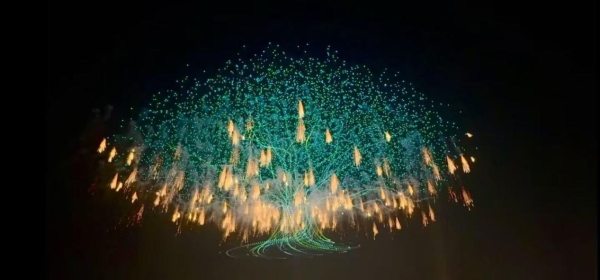 1c32db2434fe3c0bb5<span style='background-color: orange'>20</span>a5d9d3137bf6 “单台电脑控制最多无人机”与“无人机发射最多烟花”:高巨创新吉尼斯双纪录定义低空表演新范式