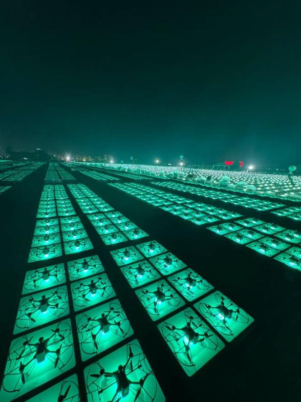 9d79f3994a562f8550<span style='background-color: orange'>20</span>3e1f7f15e1b1 “单台电脑控制最多无人机”与“无人机发射最多烟花”:高巨创新吉尼斯双纪录定义低空表演新范式