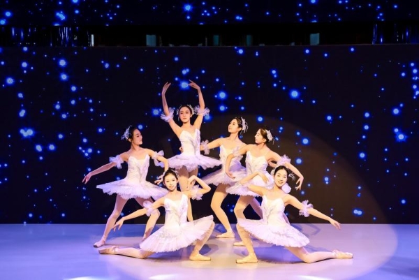 机器人开场 第三届西安时装周在开元商城盛大启幕 