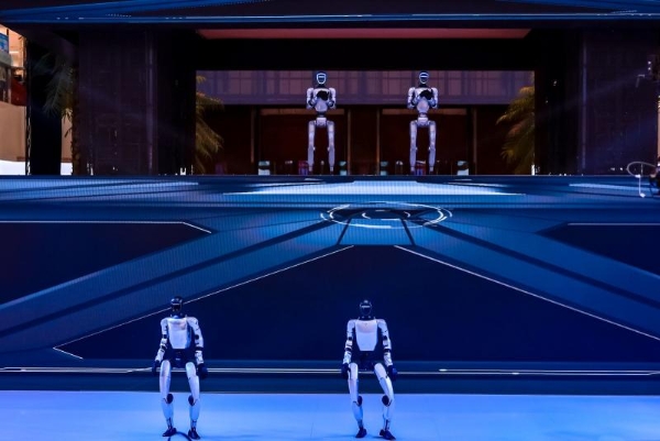 机器人开场 第三届西安时装周在开元商城盛大启幕 