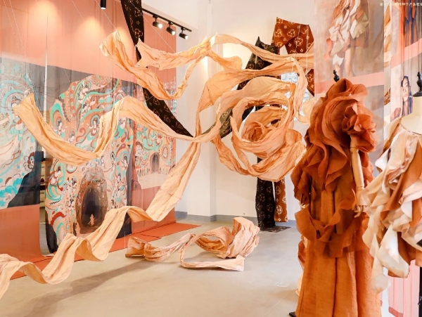 一枚柿子的“乡村变形记”