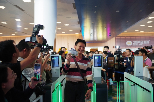 白云机场T3航站楼正式启用 东航C919首班启航