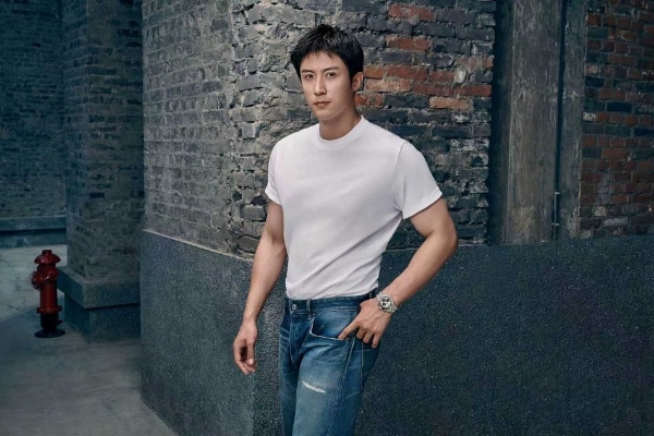 以全能状态 驭自由人生 百年灵品牌代言人黄景瑜演绎全新品牌大片 