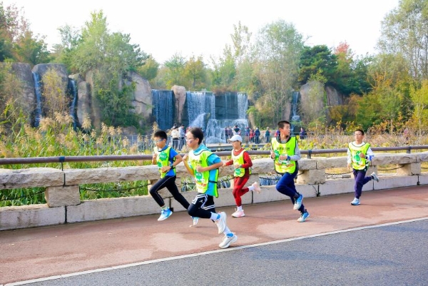500人“欢乐跑”,打卡北京最大“城市绿肺”