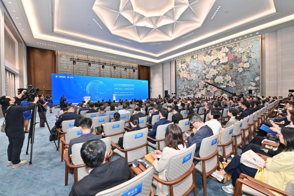 2025北外滩国际航运论坛和国际航空论坛今日举行中国东航、上海机场发布多项重磅成果 