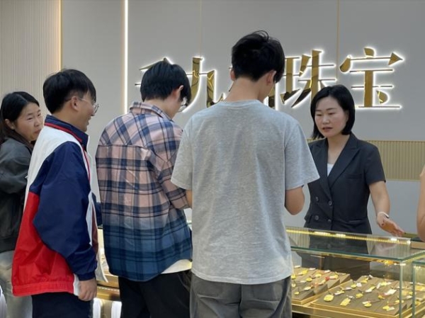 北京黄金批发市场探店：千九福金包银，解锁高性价比购金新方式 