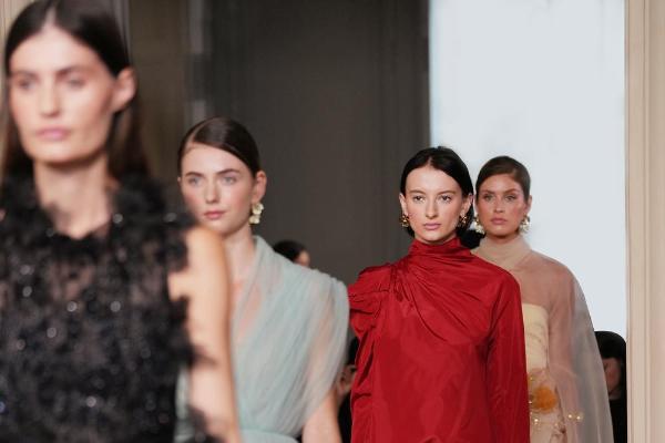 La Koradior 「境中花映」2026春夏高级成衣系列巴黎中法时装周开幕大秀 