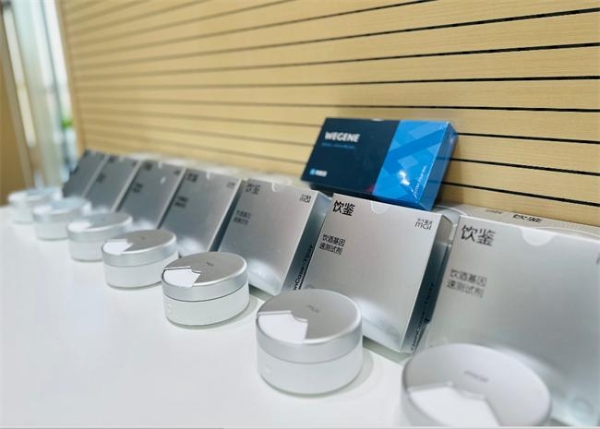 解码生命科学・致敬科研人生！老科技工作者走进华大共赴健康探索之旅 
