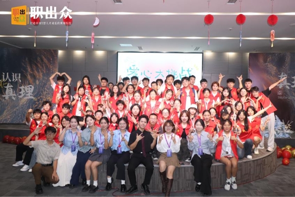 职出众领航国际双语国庆训练营，青年学子表达力华丽升级 