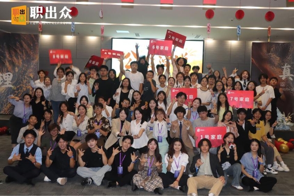 职出众领航国际双语国庆训练营，青年学子表达力华丽升级 