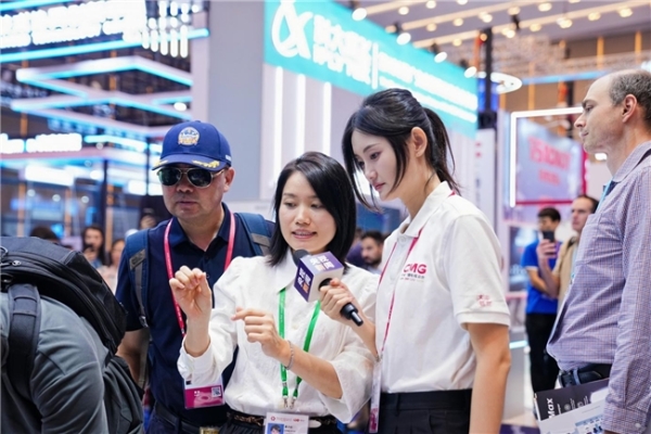 视源股份广交会现场展示智能柔性机械臂 高速轻量即插即用 