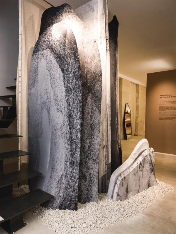 中国品牌展览IP“远山有声”再登巴黎时装周，Songmont山下有松以中原美学提升海外影响力 