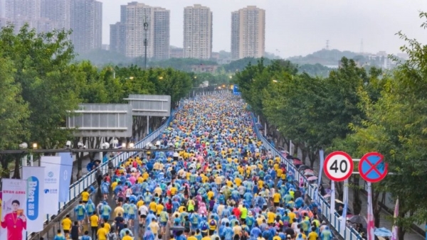 不止运动！问界·2025重庆两江摇滚半程马拉松开跑