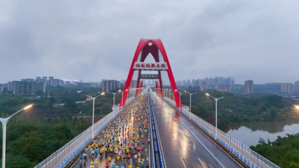 不止运动！问界·2025重庆两江摇滚半程马拉松开跑