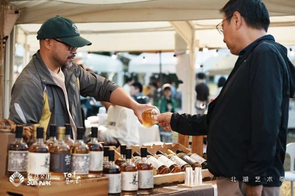 月圆亮马 艺聚朝阳：消费季进行时！北湖艺术季先“浪”起来，以艺术盛宴共迎灯光主题全面绽放 