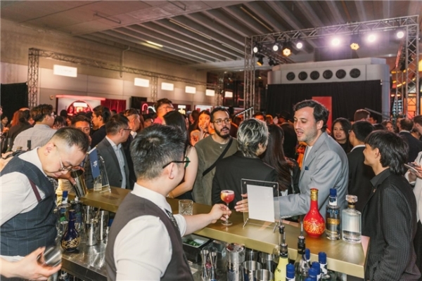 与全球50间顶尖酒吧共举杯：郎酒携手“世界50最佳酒吧”共饮东方特调 