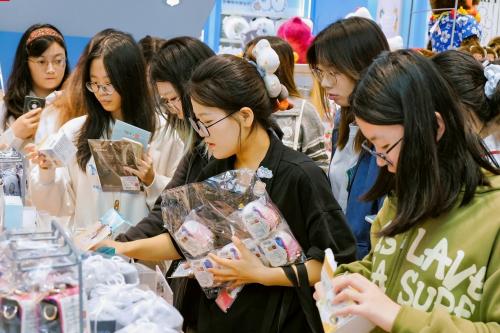 名创优品西北首家MINISO LAND亮相西安，打造潮流消费新地标 