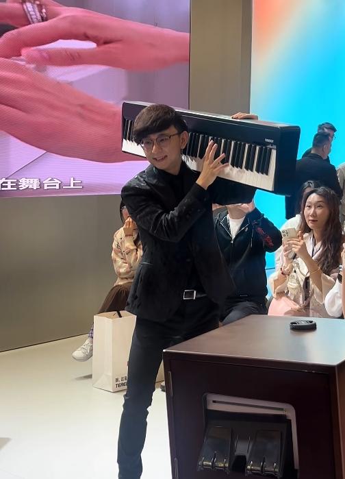 上海国际乐器展首日，段俊老师惊喜现身，体验特伦斯多款新品，引爆现场热潮 