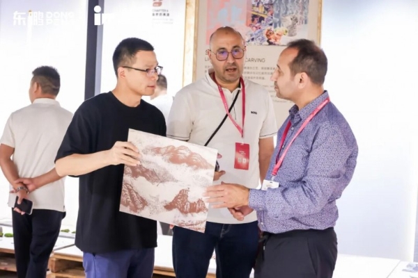 陶博会进行时！东鹏携IW新品演绎东方美学，并荣膺“行业领军品牌” 