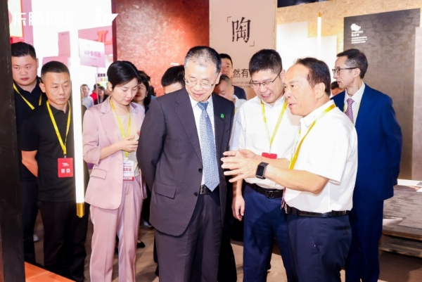 陶博会进行时！东鹏携IW新品演绎东方美学，并荣膺“行业领军品牌” 