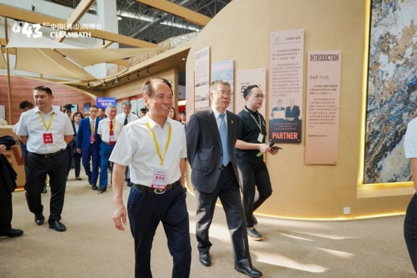 陶博会进行时！东鹏携IW新品演绎东方美学，并荣膺“行业领军品牌” 