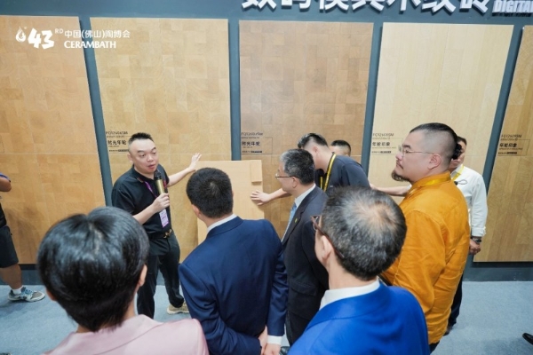 陶博会进行时！东鹏携IW新品演绎东方美学，并荣膺“行业领军品牌” 