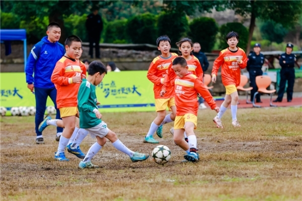 薛凯琪空降老河口付家寨小学,姚基金携手慕思共绘“梦想100分”新图景