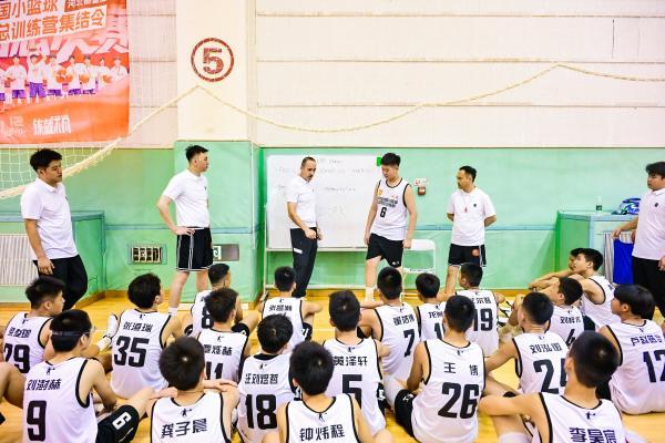 中国小篮球全国总训练营闭营，乔丹儿童以专业装备助力精英少年淬炼之路 
