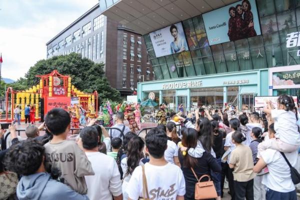 都江堰幸福广场双节活动点亮文商旅融合发展新篇章，助推传统商业转型升级！ 