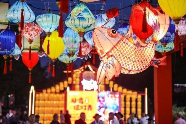 都江堰幸福广场双节活动点亮文商旅融合发展新篇章，助推传统商业转型升级！ 