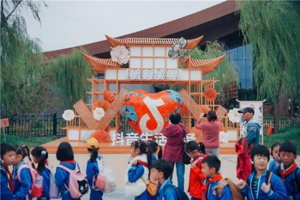 非遗打卡点+线下市集！抖音生活服务亮相北京国际非遗周，带火京味儿老字号 