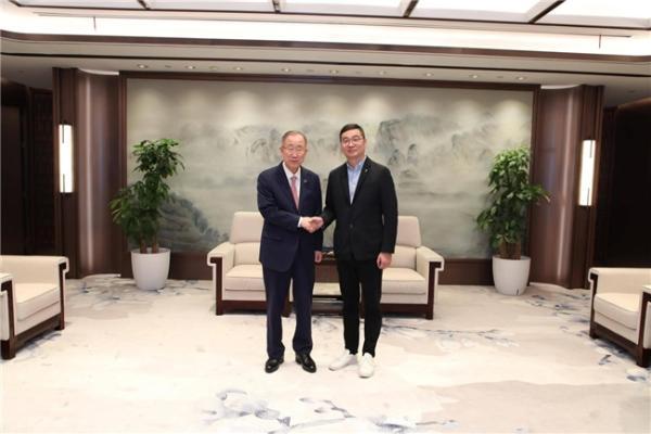 鸿晨集团携手潘基文先生，共筑全球视觉健康新篇章 