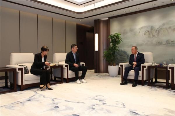 鸿晨集团携手潘基文先生，共筑全球视觉健康新篇章 