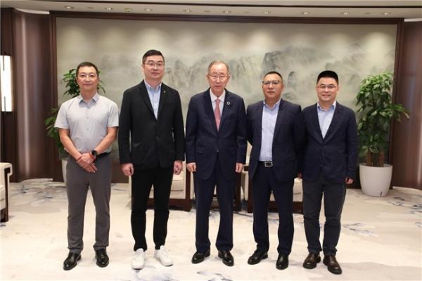鸿晨集团携手潘基文先生，共筑全球视觉健康新篇章 