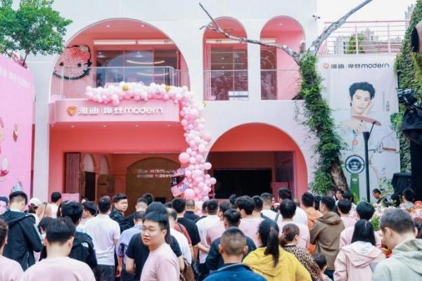 Hello Kitty打碟？花木兰发糖？郑州雅迪摩登创意店开业玩穿越！