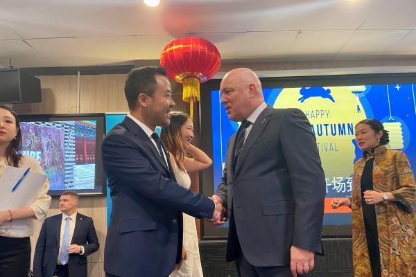 植根新西兰，架设亚太金融桥梁RockGlobal CEO Hayden受总理Luxon邀请出席中秋晚宴，共绘中新合作新蓝图。 