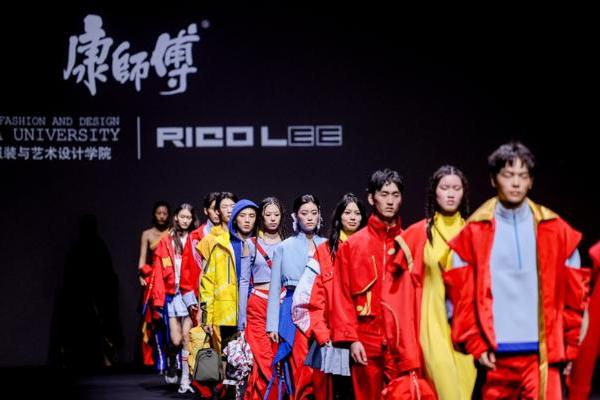 将食品包装变为潮流时装 康师傅于上海时装周完成碳中和大秀 